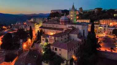 Sahip Marittima, Toskana. Ortaçağ kasabasının gece hava manzarası.