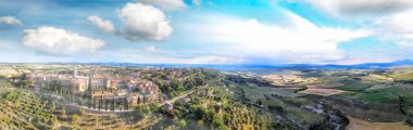 Pienza, Toskana. Ünlü ortaçağ kasabasının günbatımında hava manzarası.