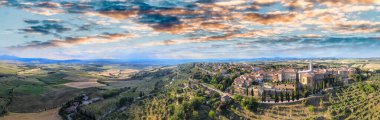 Pienza, Toskana. Ünlü ortaçağ kasabasının günbatımında hava manzarası.