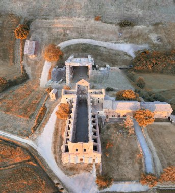 San Galgano Manastırı 'nın çatısı olmayan, ilkbahar mevsiminde Toskana Tepeleri' nin muhteşem hava manzarası..