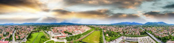 Atemberaubende Luftaufnahme Von Lucca Der Berühmten Stadt Der Toskana Italien — Stockfoto