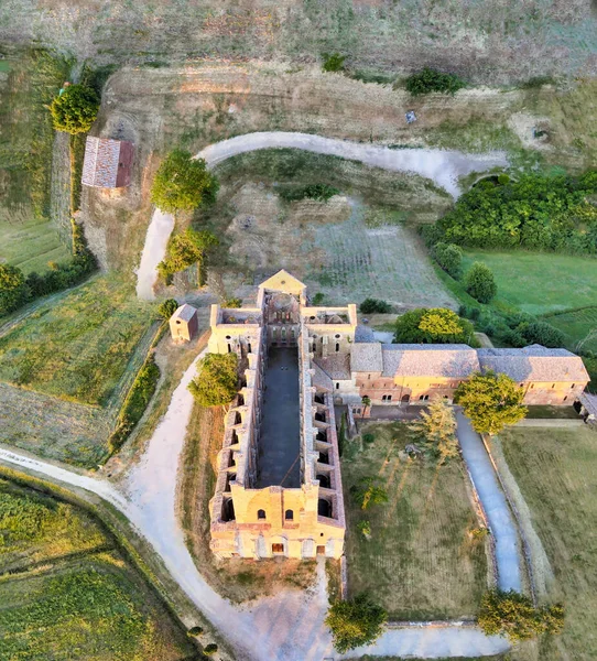 美しいサンガルガーノ修道院の素晴らしい空中ビュー屋根のない壁 春のシーズンにトスカーナの丘 イタリア — ストック写真