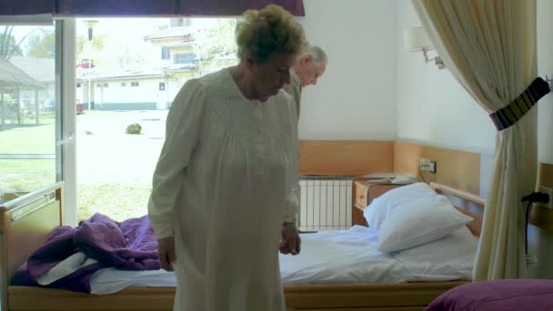 Coppia anziana in letto d'ospedale — Video Stock