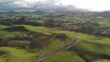 Matamata, Yeni Zelanda 'daki Hobbiton bölgesi. İnsansız hava aracı perspektifinden güzel tepelerin hava panoramik görüntüsü
