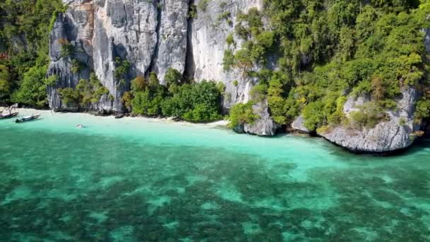 Vista aérea incrível de Monkey Beach em Phi Phi Islands, Tailândia — Vídeo de Stock