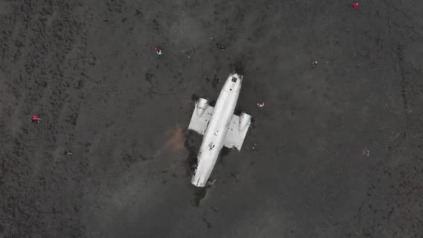 Increíble vista aérea desde el avión no tripulado de los famosos restos de aviones en Solheimasandur, Islandia — Vídeo de stock