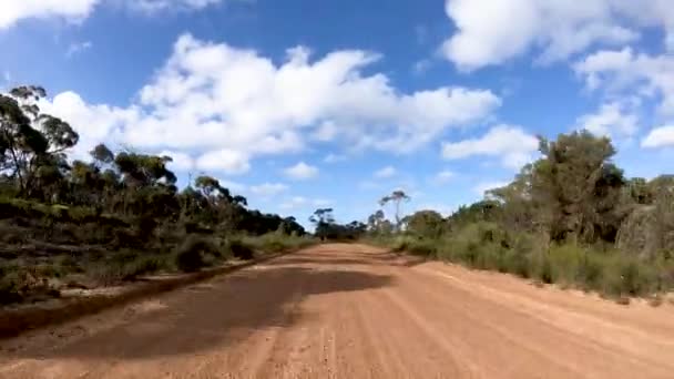 Viajando ao longo Kangaroo Island estrada suja, lapso de tempo de um carro em movimento — Vídeo de Stock