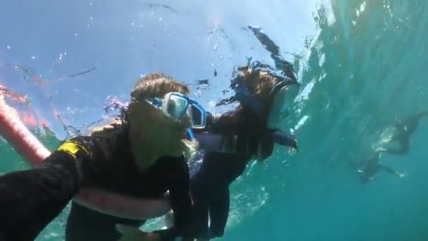 Padre e hija haciendo snorkel en un hermoso océano. Movimiento lento — Vídeos de Stock