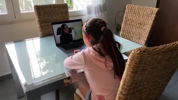 원거리 학습 개념. 선생님이 설명 해 주면서 노트북으로 수업을 따라가는 여학생 — 비디오