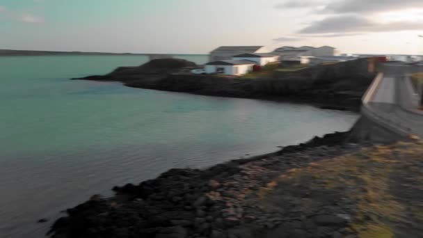 Borgarnes, Snaefellsnes halvö, Island. Flygfoto från drönare vid solnedgången. Långsamma rörelser — Stockvideo
