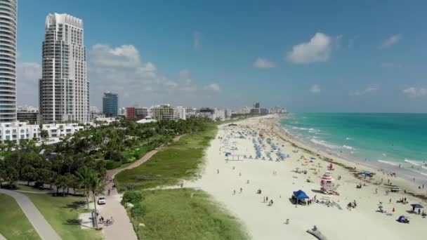 Csodálatos légi kilátás Miami Beach tengerpartján a drón egy napsütéses napon, lassított felvétel — Stock videók