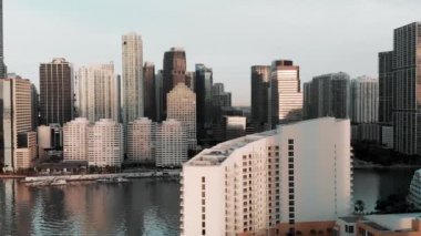 Gün doğumunda Miami şehir merkezinde, İHA 'dan hava manzaralı, yavaş çekim.