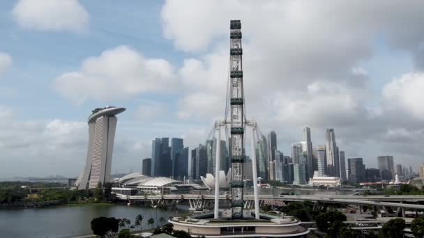 SINGAPORE - JANUÁR 2, 2020: Szingapúr légi kilátó a városi kompok kerék. Felhőkarcolók a drónról — Stock videók