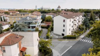 Pisa 'nın muhteşem hava manzarası, ünlü Toskana kasabası. Yavaş çekim