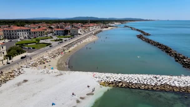 Prachtig uitzicht vanuit de lucht op de kust van Marina di Pisa, Toscane — Stockvideo