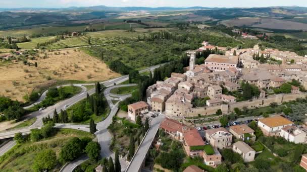 Prachtig uitzicht vanuit de lucht op de middeleeuwse stad San Quirico in Toscane. Langzame beweging — Stockvideo