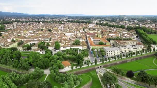 Lucca 'nın muhteşem hava manzarası, ünlü Toskana kasabası. Yavaş çekim — Stok video