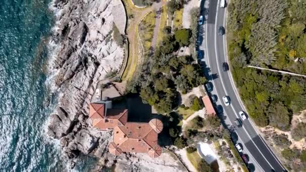 Increíble vista aérea de la costa toscana en la zona de Calafuria, Italia. Movimiento lento — Vídeo de stock