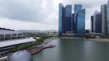 SINGAPORE - JANUARY 2ND, 2020: Marina Körfezi bölgesi ve yüksek gökdelenleri ile şehir silüeti
