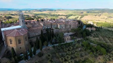 Pienza, Toskana. Ortaçağ 'ın ünlü kasabasının günbatımında hava manzarası. Yavaş çekim