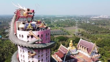 NAKHON PATHOM, THAILAND 15 ARALIK 2019 Amphoe Sam Phran 'daki Budist Tapınağı Wat Samphran Dragon Temple' ın inanılmaz hava manzarası