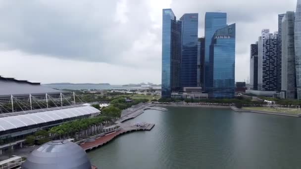 SINGAPUR - 2. JANUAR 2020: Erstaunliche Luftaufnahme der Marina Bay und der Skyline der Stadt mit hohen Wolkenkratzern — Stockvideo