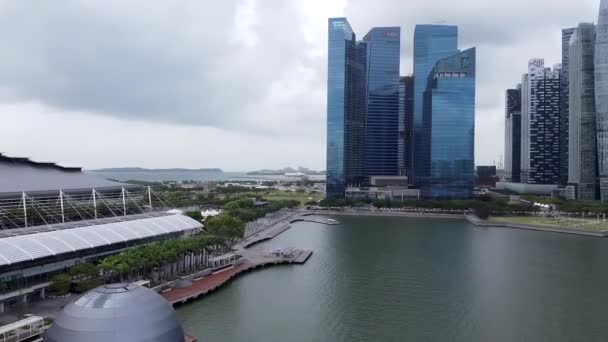 SINGAPORE - JANUARY 2ND, 2020: Marina Körfezi bölgesi ve yüksek gökdelenleri ile şehir silüeti — Stok video