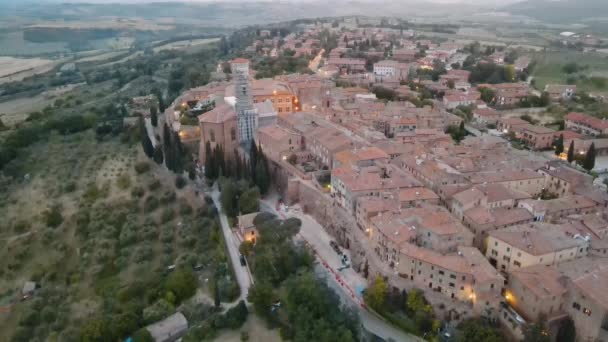 Pienza, Toscana. Flygfoto vid solnedgången i den berömda medeltida staden. Långsamma rörelser — Stockvideo