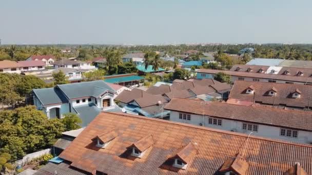MAEKLONG, TAILANDIA - 15 DE DICIEMBRE DE 2019: Increíble vista aérea del paisaje urbano de Maeklong con el mercado fluvial y ferroviario — Vídeo de stock