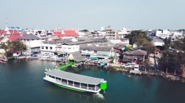 MAEKLONG, THAILAND - 15 ARALIK 2019: Nehir ve demiryolu pazarı ile Maeklong şehir manzarasının inanılmaz hava manzarası