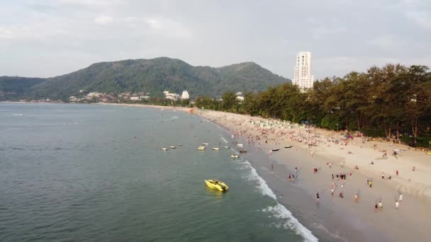 Atemberaubende Luftaufnahme des Patong Beach und der Stadt Phuket bei Sonnenuntergang, Thailand — Stockvideo