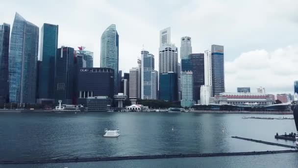 SINGAPORE - JANUÁR 2ND, 2020: Csodálatos kilátás nyílik a Marina Bay terület és a város felhőkarcolók — Stock videók