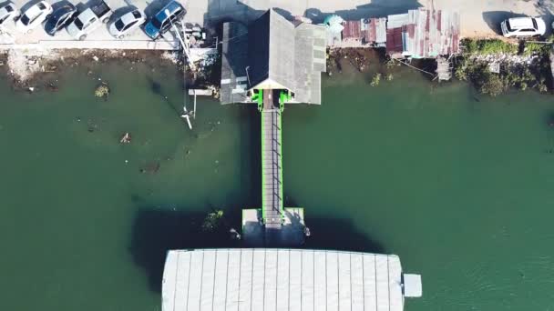 Incroyable vue aérienne du paysage urbain de Maeklong avec rivière et marché ferroviaire, Thaïlande — Video