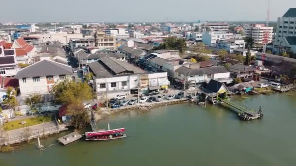 Удивительный вид с воздуха на город Маэчонг с речным и железнодорожным рынком, Таиланд — стоковое видео