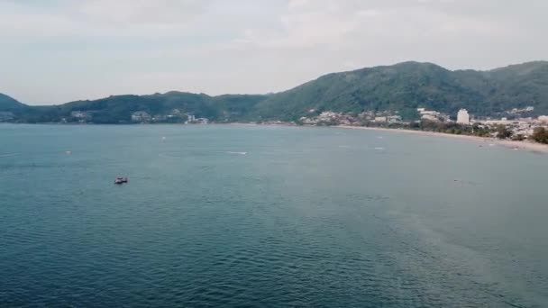 Increíble vista aérea de Patong Beach y el paisaje urbano de Phuket al atardecer, Tailandia — Vídeos de Stock