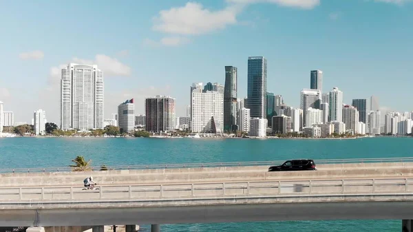 Forgalom a Rickenbacker Causeway felett Miamiban, lassított felvételű légi felvétel. Lassú mozgás. — Stock Fotó