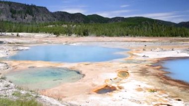 Yellowstone Ulusal Parkı 'nda sıcak mavi havuz, Wyoming, ABD
