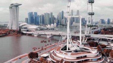 ŞARKI - 2 Ocak 2020 Singapur feribot tekerindeki havadan siluet. İHA 'dan gökdelenler görünümü