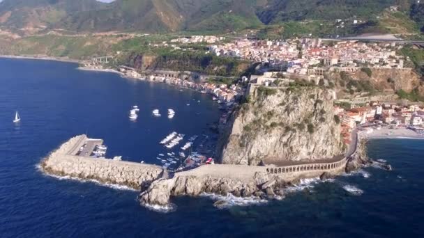 Скілла, Калабрія. Південне узбережжя Італії в літній сезон. — стокове відео