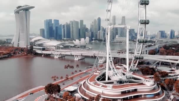 SINGAPORE - JANUÁR 2, 2020: Szingapúr légi kilátó a városi kompok kerék. Felhőkarcolók a drónról — Stock videók