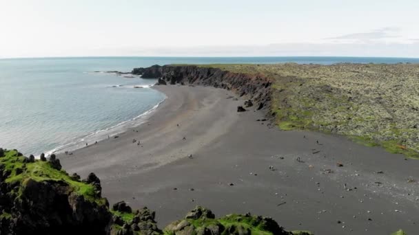 Удивительный вид с воздуха на побережье Джупалонсандура, Исландия в летний сезон — стоковое видео