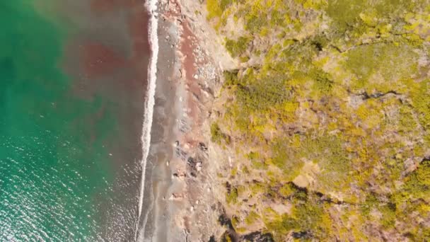 Widok z lotu ptaka na plażę Acquarilli na wyspie Elba. Zwolniony ruch — Wideo stockowe