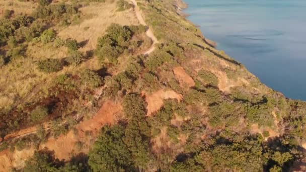 Piękne wybrzeże wyspy Elba o zmierzchu, Włochy z drona — Wideo stockowe