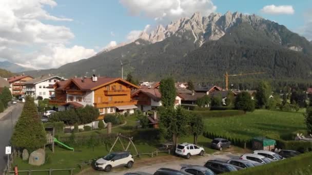 Flygfoto över Dobbiaco under sommarsäsongen, Italienska Alperna — Stockvideo