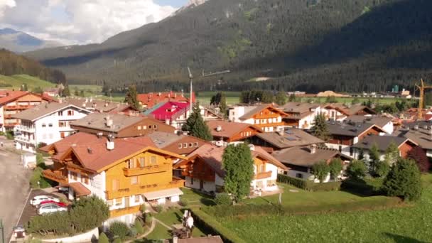 Vue aérienne de Dobbiaco en saison estivale, Alpes italiennes — Video