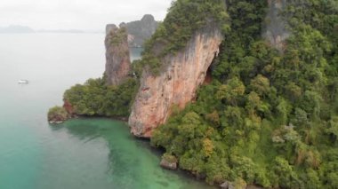 Tayland takımadaları, hava manzarası. Krabi eyaletindeki güzel adalar İHA 'dan görüldüğü gibi