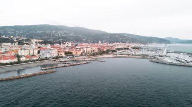 Chiavari, Liguria, İtalyan sahil şeridi. Sonbaharda şehir manzarasının hava görüntüsü