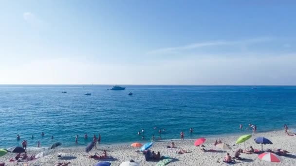 SCILLA, ITALIE - JUIN 2017 : Plage et touristes en été — Video