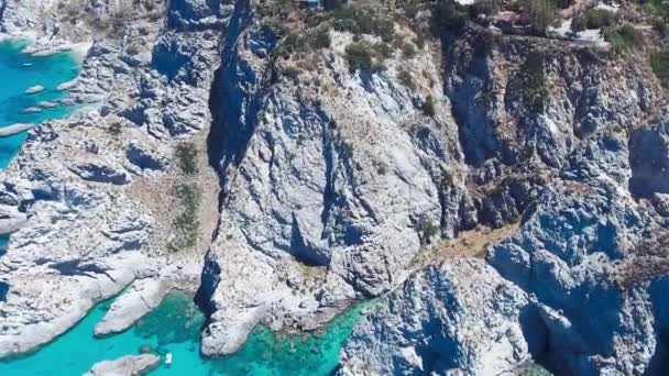 Vista aerea verso il basso della bellissima costa meridionale italiana. Capo Vaticano, Calabria. Panorama aereo nella stagione estiva da drone — Video Stock