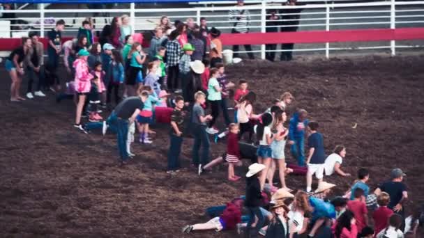 CODY, WY - JULY 2019: Chidren run in the Rodeo Park — 비디오